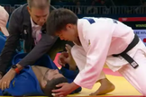 O judoca Nurali Emomali é socorrido após quebrar o braço em luta contra japonês Abe Hifumi. (Captura de tela/YouTube/CazeTV)