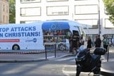 Ônibus de campanha da CitizenGO parado por policiais em Paris. (Foto: Citizen Go)