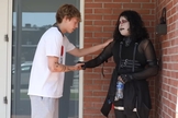 Bryce Crawford ora por Chad, que se autodenominou satanista. (Captura de tela/YouTube/Bryce Crawford)