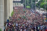 Manifestantes tomam as ruas de Bangladesh após a renúncia de Sheikh Hasina. (Foto: Wikimedia Commons)