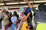 Pacientes louvando a Deus. (Foto: Reprodução/Samaritan's Purse)