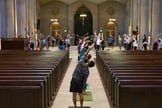 Aulas de ioga dentro da Grace Cathedral, em San Francisco. (Foto: Grace Cathedral)