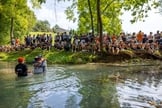 O batismo foi realizado em um riacho. (Foto: X/Carson-Newman University).