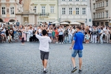 Os jovens pregando Jesus nas ruas. (Foto: Reprodução/Instagram/Jesus Revolution)