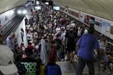 Pessoas abrigadas em uma estação de metrô na Ucrânia. (Foto: Reprodução/G1)