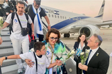 Yaakov Hagoel, presidente da Organização Sionista Mundial, cumprimenta novos imigrantes que chegam a Israel (Foto: WZO)