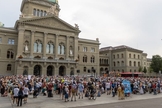 Participantes de manifestação em frente ao Parlamento Federal Suíço em Berna. (Foto: SEA, Sun Foto)