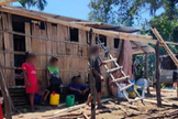 Cristãos locais construíram um abrigo temporário para a família de Ha no Vietnã. (Foto: Portas Abertas).