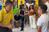 Stuart Knechtle apresentou a esperança do Evangelho ao menino. (Foto: Reprodução/Instagram/Stuart Knechtle).