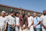 O rapper cristão Holy Gabbana junto com os presos da San Quentin State Prison. (Foto: Instagram/godbehindbars)