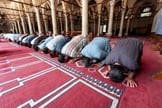 Egípcios participam da oração do meio-dia na Mesquita Amr ibn Al-Aas, no Antigo Cairo, Egito. (Foto ilustrativa: IMB)