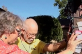 Dee Ann e Bernie Tackitt orando pelos pedidos na cruz. (Foto: Reprodução/KCBD-TV)