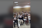 Estudantes da PUC-Rio levantam cartazes em prol dos reféns do Hamas. (Captura de tela/Instagram/Pletz)