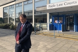 Adam Smith-Connor ora em frente ao Tribunal de Poole. (Foto: ADF International)