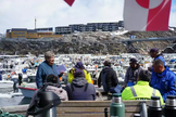 Um dos capelães conversando com os marítimos no porto de Ilulissat, Groenlândia. (Foto: Sømandsmissionen).