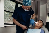 O Dr. Zoch durante um atendimento. (Foto: Reprodução/Samaritan's Purse)