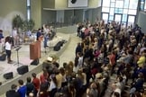 Culto na igreja evangélica Cristo Vive, em Madri, Espanha. (Foto: Cristo Vive).