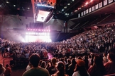 Estudantes lotam a Reed Arena para um culto. (Foto: Instagram/Unite Us)