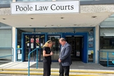 Isabel Vaughan-Spruce e Adam Smith-Connor, ambos presos por oração silenciosa, se juntaram para orar do lado de fora do tribunal de Poole. (Foto: ADF International)