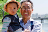 Os pais estão discipulando seus filhos em casa enquanto oram pelo país. (Foto: Reprodução/China Partner)