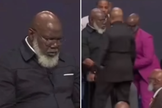 Bispo T.D. Jakes sofre mal subido e é atendido durante culto. (Captura de tela/YouTube/CBS Texas)