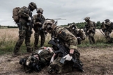 Tropas alemãs de uma unidade de operações especiais se preparam para evacuar uma vítima simulada durante a Visão Unificada 18. (Foto: OTAN)