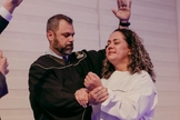 O batismo de Cristiane. (Foto: Reprodução/Notícias Adventistas/Paulo Ribeiro)
