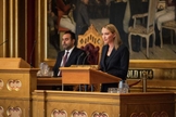 A deputada Sandra Bruflot, do Partido Conservador, liderou o debate e a votação sobre a liberalização da lei de aborto na Noruega; o presidente do Parlamento, Masud Gharahkhani. (Foto: Stortinget/Peter Mydske).