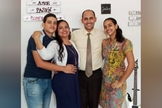 O pastor Marlon Lora e a família. (Foto: CSW).