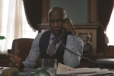 David Gyasi, interpretando Austin Dennison em A Diplomata, da Netflix. (Foto: Divulgação)