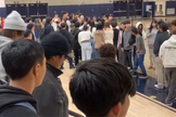 Momento em que os estudantes atendem ao chamado para se entregarem a Jesus. (Captura de tela/Instagram/rossjohnstonn)