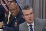 Pete Hegseth se reúne com Benjamin Netanyahu após Trump sugerir que os EUA tomem conta de Gaza. (Captura de tela/YouTube/Forbes)