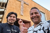 Nathaniel (à esquerda) com seu pastor local. (Foto: Reprodução/IMB)