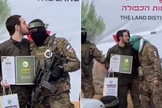 O Hamas encenou uma cerimônia de libertação degradante. (Foto: Reprodução/YouTube/DawnNews English).