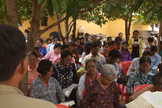 Cambojanos ouvem pregação da Palavra de Deus em terreno budista. (Captura de tela/Cambodia Christian Ministries)