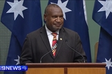 O Primeiro-ministro de Papua Nova Guiné. (Foto: Reprodução/YouTube/ 9 News Australia).