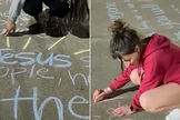 Os versículos foram escritos à mão e espalhados pelo campus. (Foto: Reprodução/Fox News)