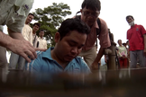 Budista sendo batizado no Camboja. (Captura de tela/Cambodia Christian Ministries)