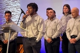 Noel Casillas, ministrando durante um evento. (Foto: Reprodução/Instagram/Brooklyn Adult and Teen Challenge)