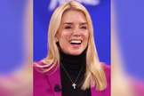 Pam Bondi, procuradora-geral dos EUA, discursa na CPAC 2025, realizada no Gaylord National Resort em Maryland. (Foto: Wikipedia)