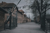 Uma caminhada simbólica foi realizada no antigo campo de concentração de Auschwitz-Birkenau. (Foto: Pexels/Nur Yilmaz)