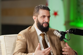 Presidente da Síria, Ahmed al-Sharaa, em entrevista à Leading. (Captura de tela/YouTube/Leading)