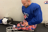 Kayden Beasley em preparação para o jogo. (Captura de tela/YouTube/ USA HOCKEY)