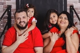 O casal Paulo Almeida Júnior e Tatiane, junto às filhas, Maria Luiza e Melinda Rebeca. (Foto: Arquivo pessoal)