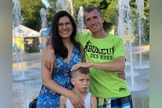 Mykola, Natalia e seu filho Maksym. (Foto: Facebook/Їх убила росія).