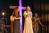 Priscilla Priem contando seu testemunho na igreja. (Foto: Reprodução/Instagram/Priscilla Priem)