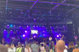 Pessoas adoram no American Gardens Theatre do Epcot. (Captura de tela: Facebook/Emily Fischetti)