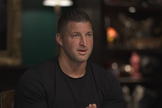 Tim Tebow. (Foto: Reprodução/YouTube/Shawn Ryan Show)