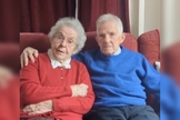 Michael, de 97 anos, e Joan, de 87 anos. (Foto: Reprodução/Instagram/Pilgrims' Friend Society).