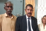 O advogado Hanif Hameed acompanhado pelos pais da adolescente. (Foto: Reprodução/Morning Star News)